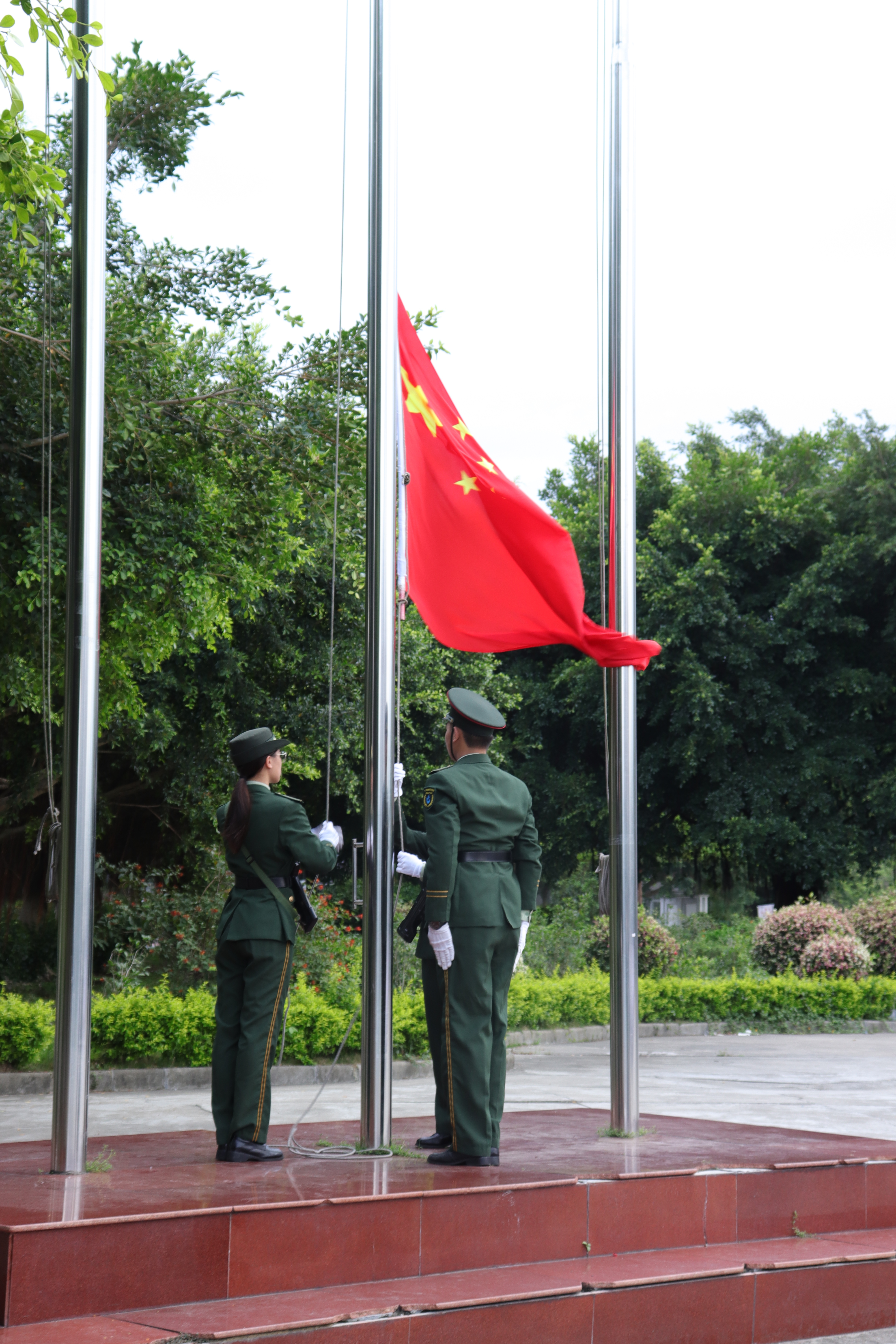 外貿學院在三區文體廣場隆重舉行學黨史,強信念,跟黨走主題升旗儀式